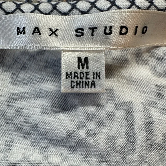 Patterned Keyhole Top - Picture 2 of 8